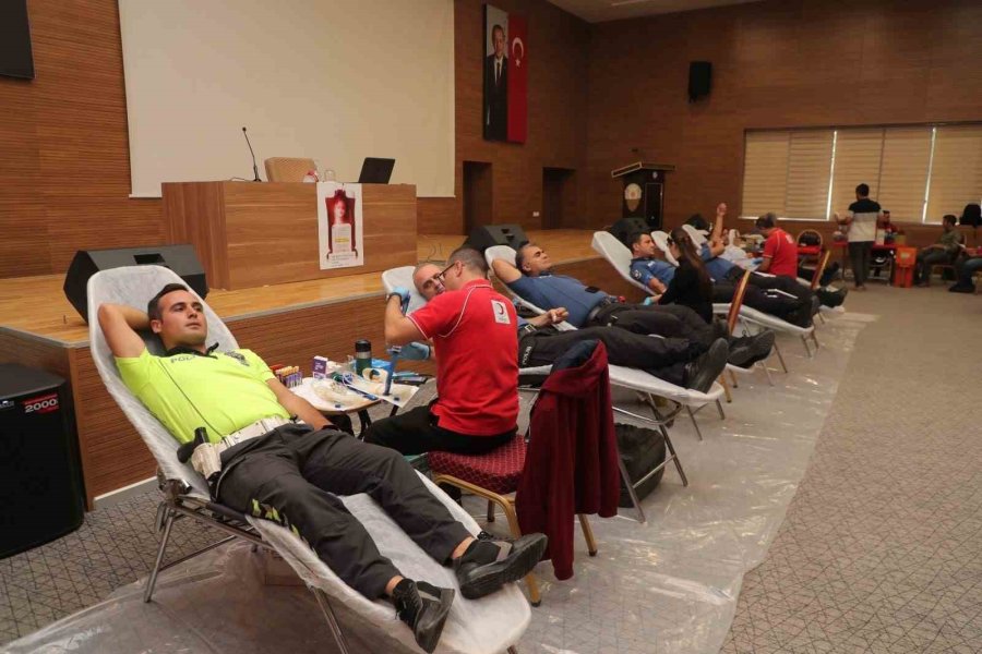 Antalya Polisinden Cumhuriyetin 100. Yılı Etkinliklerinde Kızılay’a Kan Bağışı
