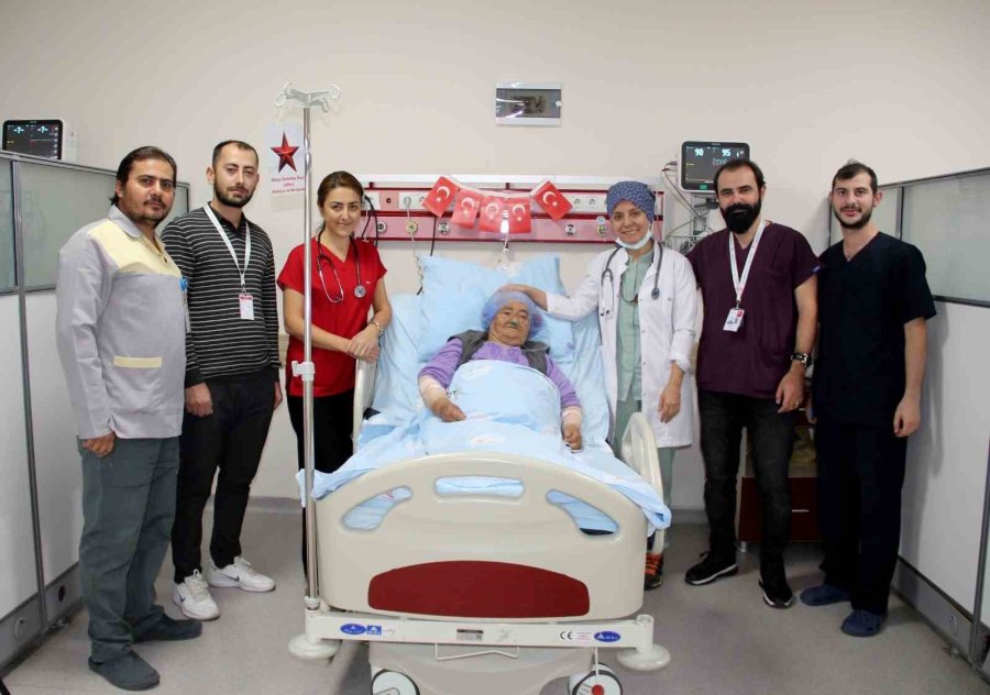 Kayseri Devlet Hastanesinin Gururu: Cumhuriyet İle Yaşıt Teyzeyi Taburcu Ettiler