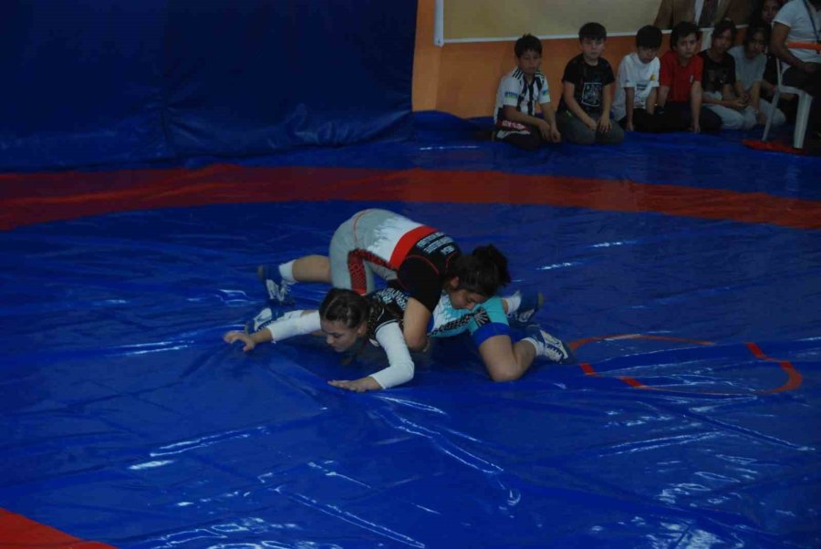 Akşehir’de Pehlivanlar 100. Yıl Şerefine Güreşti