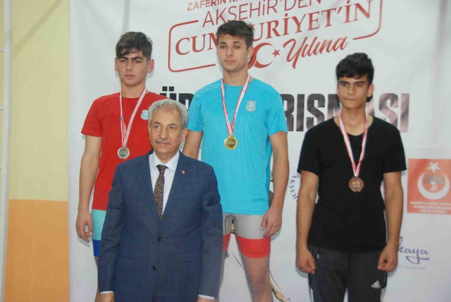 Akşehir’de Pehlivanlar 100. Yıl Şerefine Güreşti