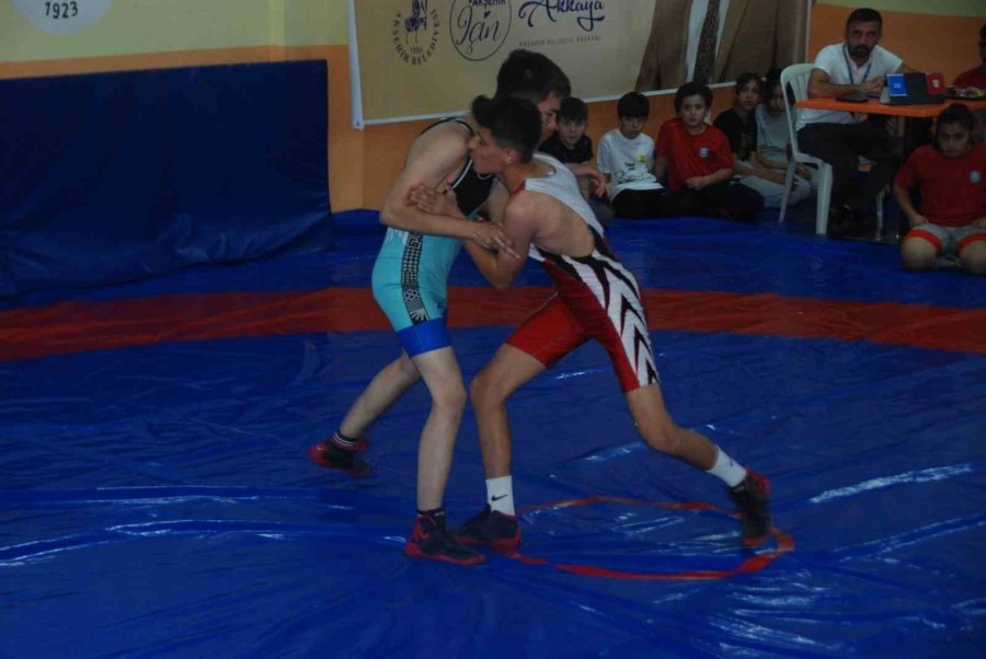 Akşehir’de Pehlivanlar 100. Yıl Şerefine Güreşti