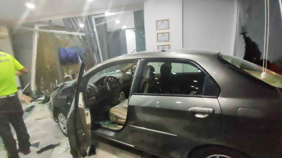 Oğluyla Tartışan Adam Fren Yerine Gaza Basınca İş Yerine Böyle Daldı