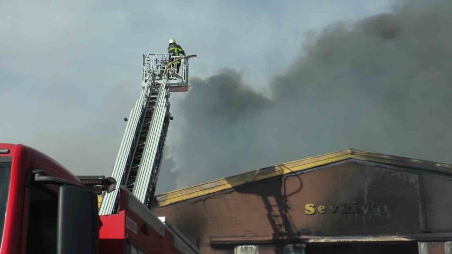 Kayseri’deki Fabrika Yangını 2 Saatte Kontrol Altına Alındı