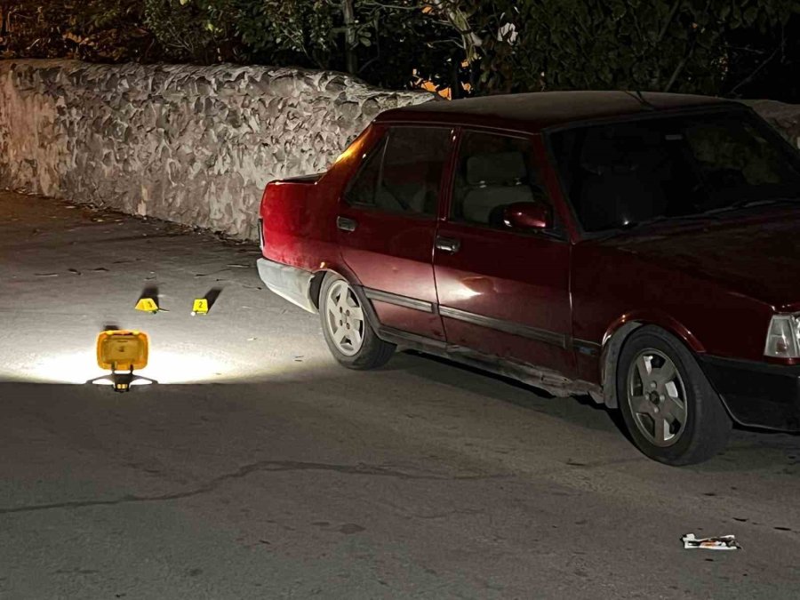 Polisin Gazetecileri Uzaklaştırdığı Olay Yerinde Vatandaş Elini Kolunu Salla Sallaya Gezdi