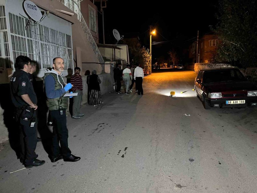 Polisin Gazetecileri Uzaklaştırdığı Olay Yerinde Vatandaş Elini Kolunu Salla Sallaya Gezdi