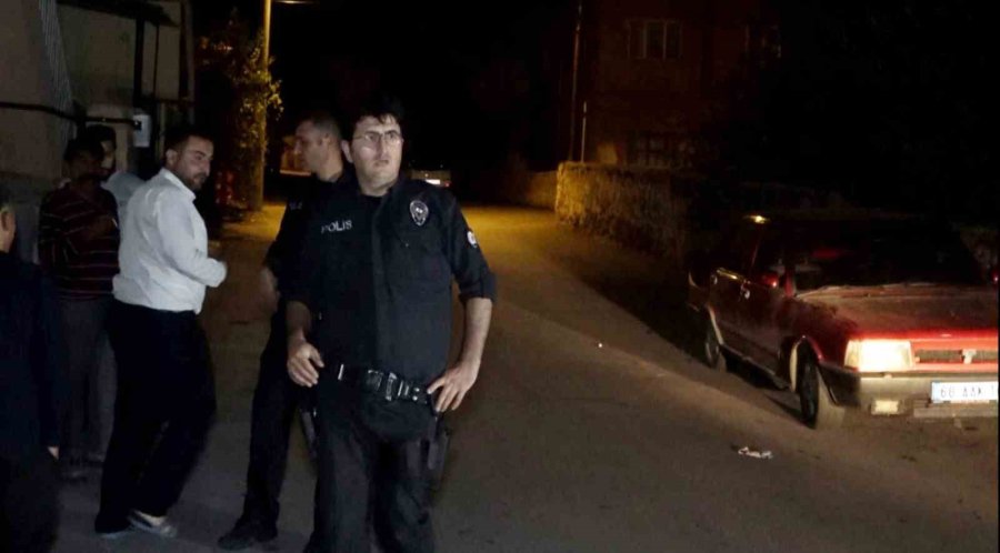 Polisin Gazetecileri Uzaklaştırdığı Olay Yerinde Vatandaş Elini Kolunu Salla Sallaya Gezdi