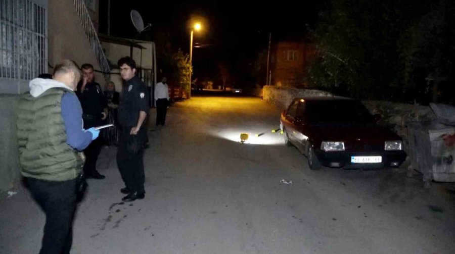 Polisin Gazetecileri Uzaklaştırdığı Olay Yerinde Vatandaş Elini Kolunu Salla Sallaya Gezdi