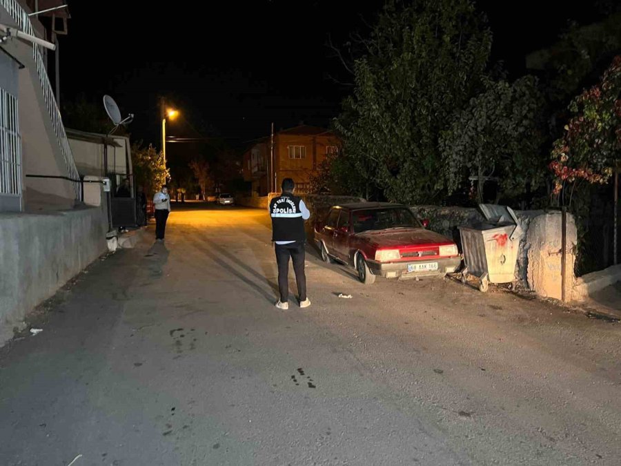 Polisin Gazetecileri Uzaklaştırdığı Olay Yerinde Vatandaş Elini Kolunu Salla Sallaya Gezdi