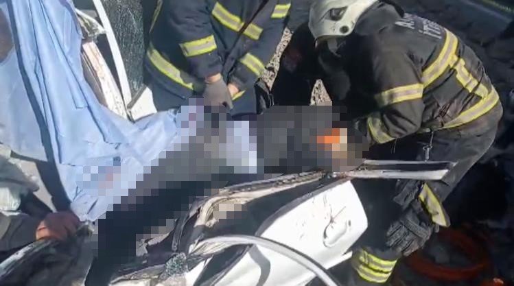 Aksaray’da Otomobil Park Halindeki İş Makinesine Çarptı: 1 Ölü