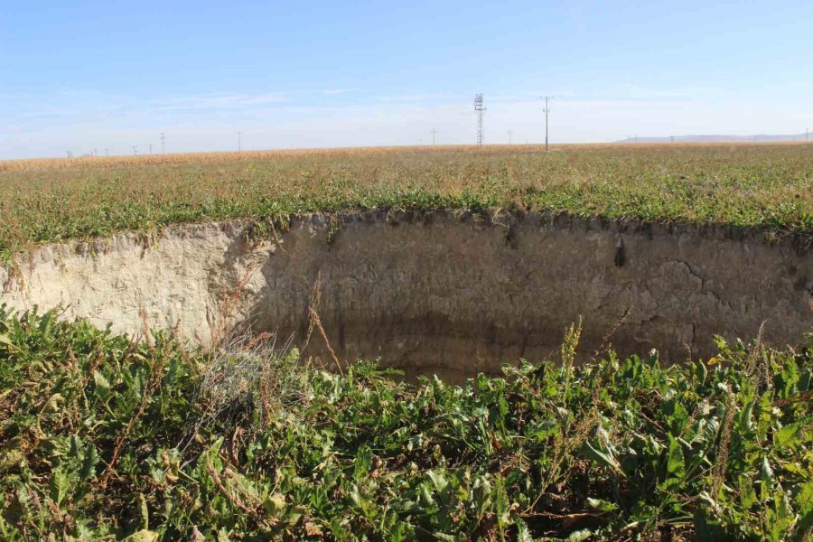 Konya’da Pancar Tarlasında Yeni Obruk Oluştu