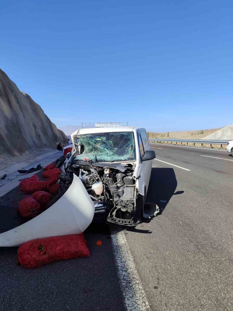 Kamyonetle Ticari Araç Çarpıştı: 1 Ölü