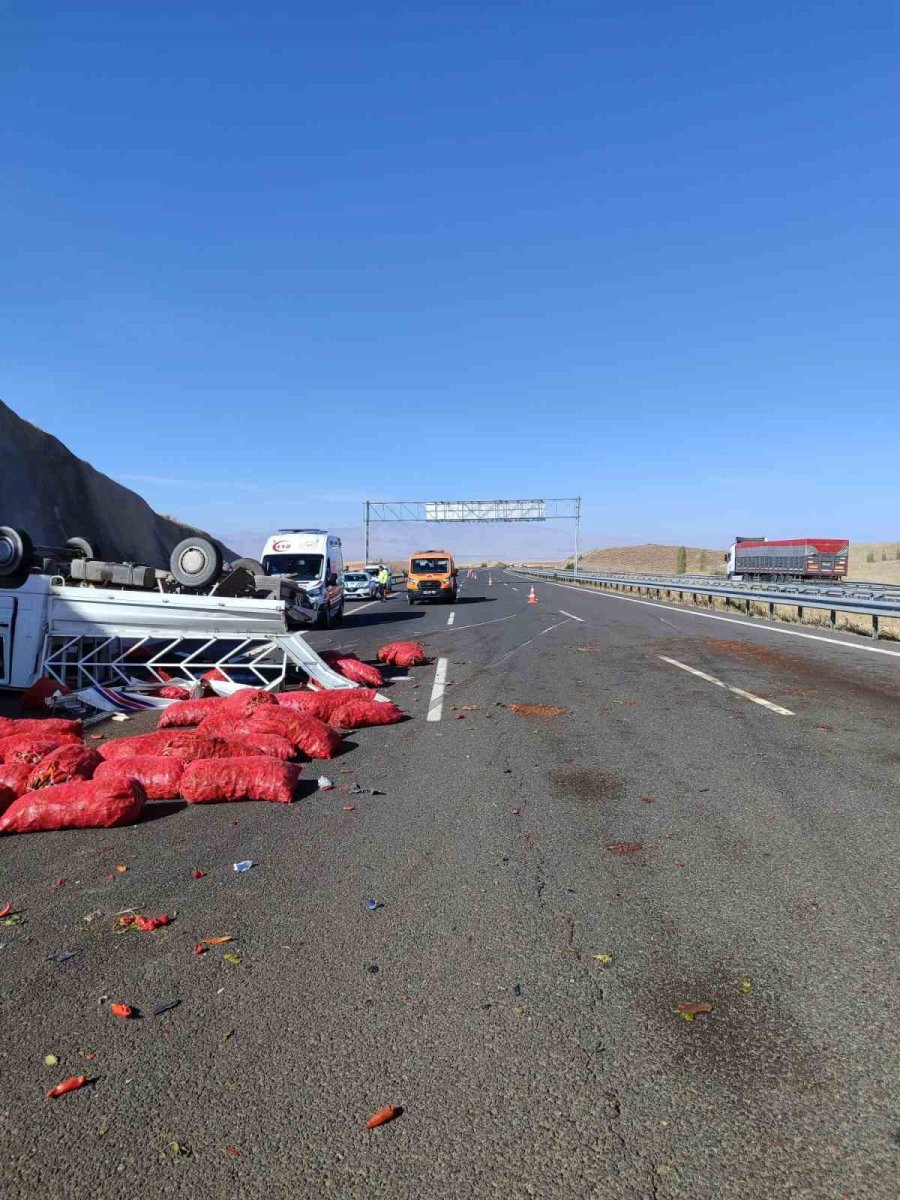 Kamyonetle Ticari Araç Çarpıştı: 1 Ölü