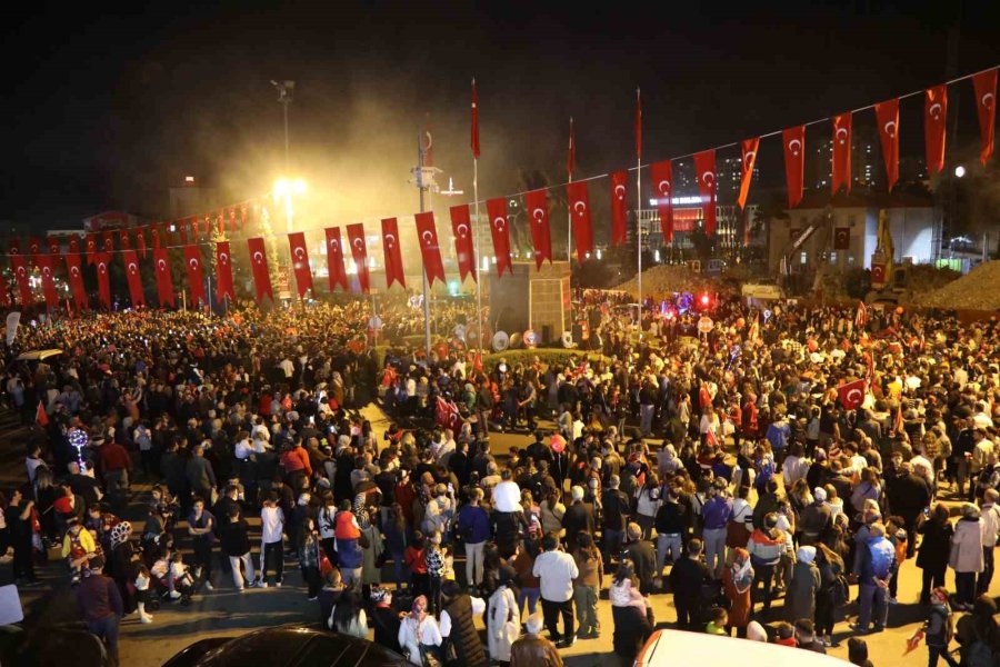 Niğde’de 29 Ekim Cumhuriyet Bayramı’nda Fener Alayı Düzenlendi