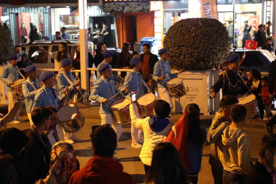 Niğde’de 29 Ekim Cumhuriyet Bayramı’nda Fener Alayı Düzenlendi