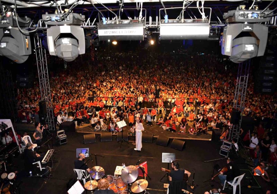 Antalya’da Saat 19.23’te 1923 Kişi Zeybek Oynayarak Ata’yı Selamladı