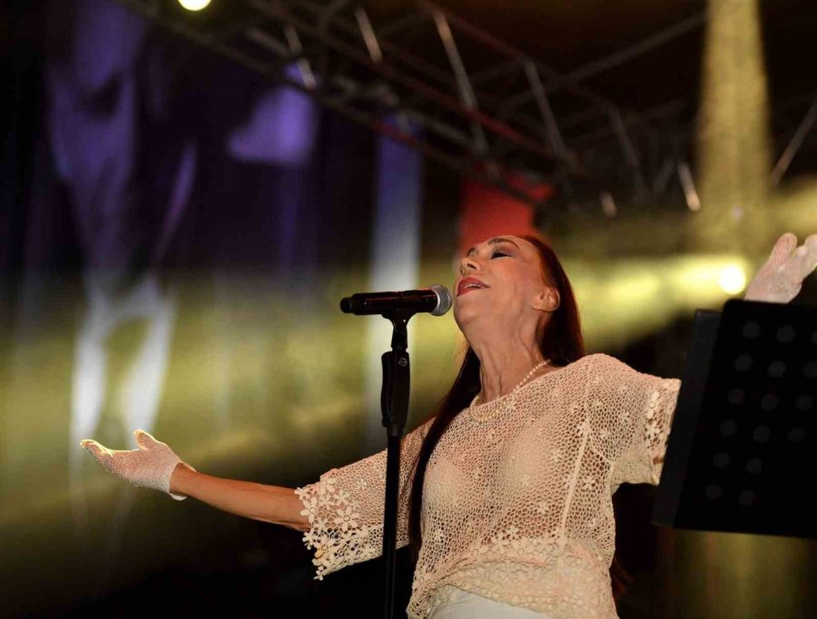 Antalya’da Saat 19.23’te 1923 Kişi Zeybek Oynayarak Ata’yı Selamladı