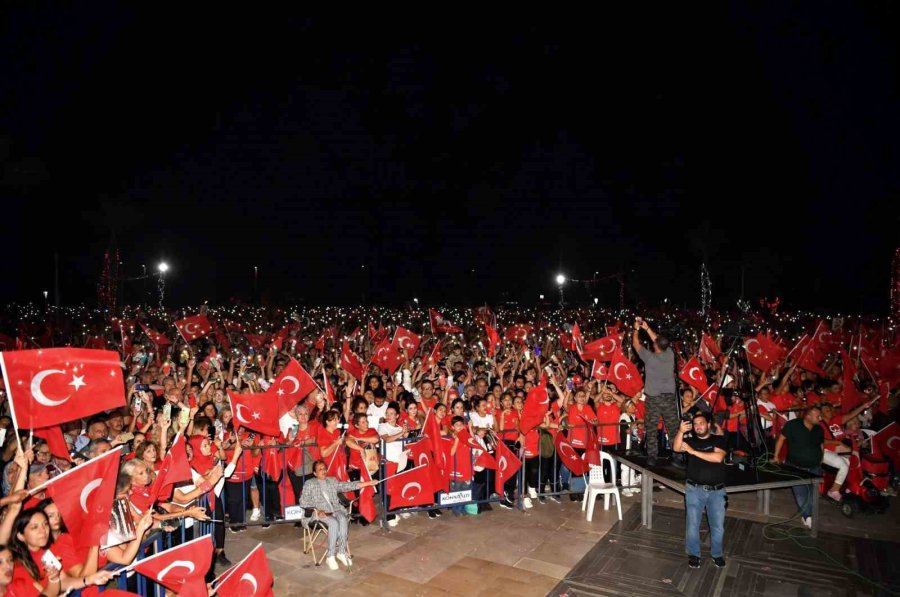 Antalya’da Saat 19.23’te 1923 Kişi Zeybek Oynayarak Ata’yı Selamladı