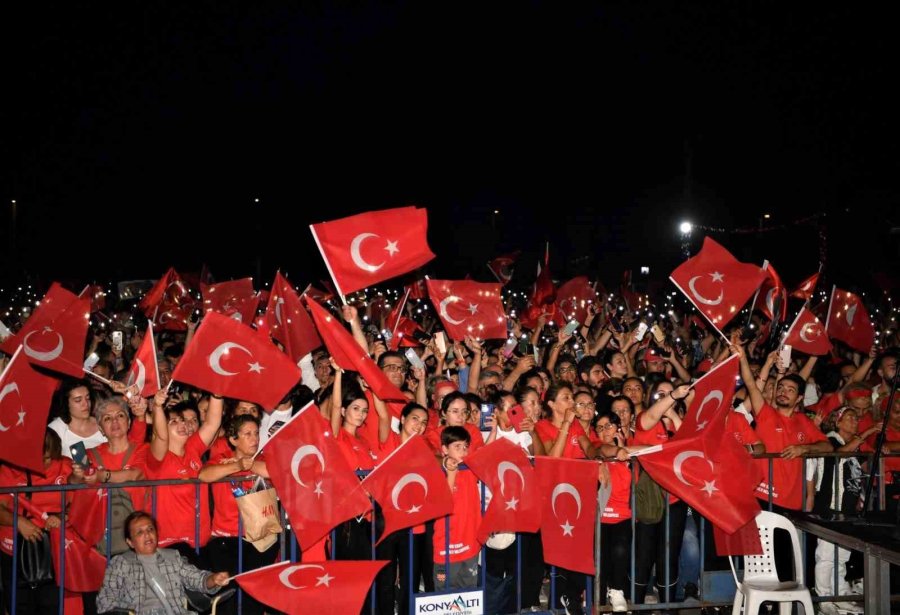 Antalya’da Saat 19.23’te 1923 Kişi Zeybek Oynayarak Ata’yı Selamladı