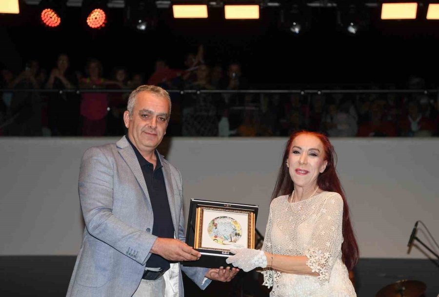 Antalya’da Saat 19.23’te 1923 Kişi Zeybek Oynayarak Ata’yı Selamladı