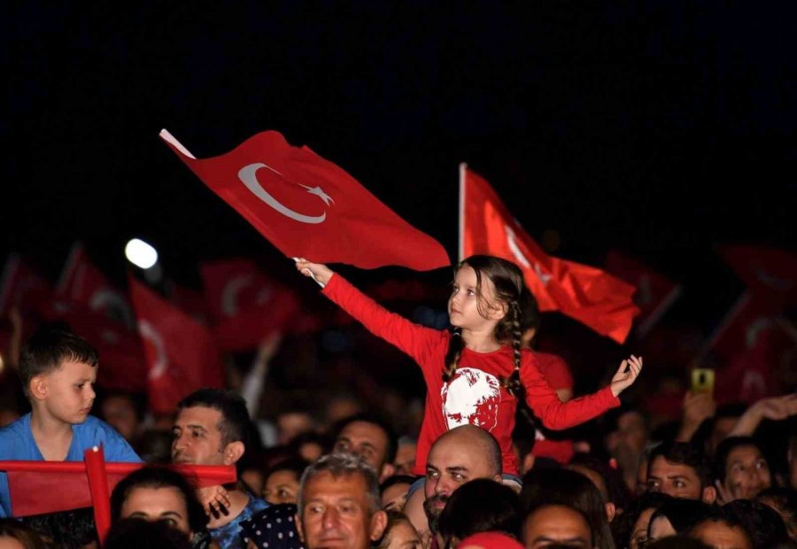 Antalya’da Saat 19.23’te 1923 Kişi Zeybek Oynayarak Ata’yı Selamladı