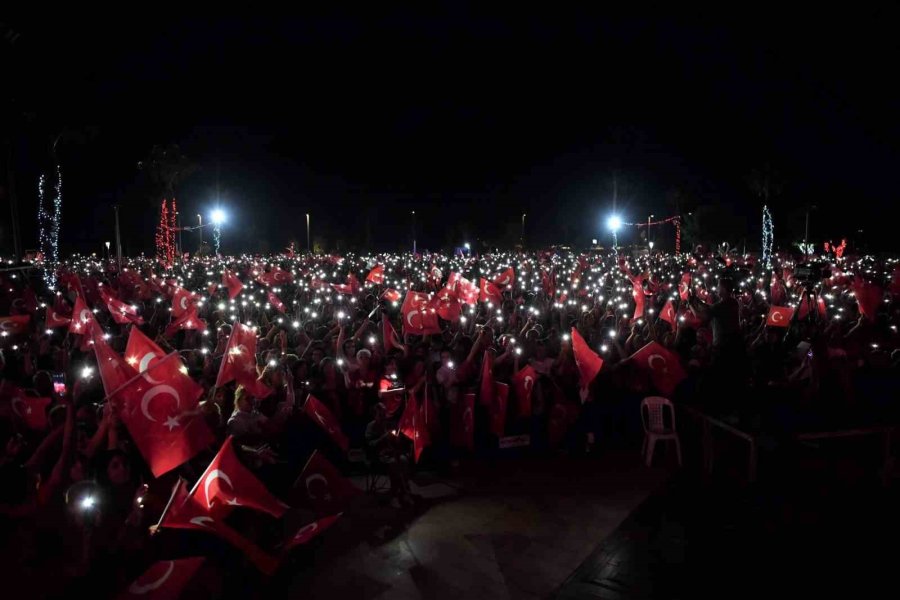 Antalya’da Saat 19.23’te 1923 Kişi Zeybek Oynayarak Ata’yı Selamladı