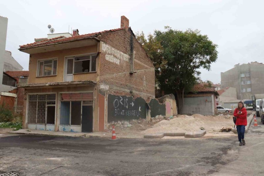 Metruk Bina Mahalle Sakinlerini Tedirgin Ediyor