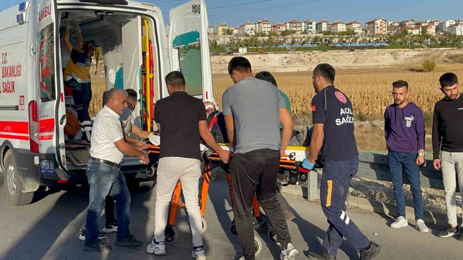 Karaman’da İnşaat Kalıbı Yüklü Kamyonet Devrildi: 2 Yaralı