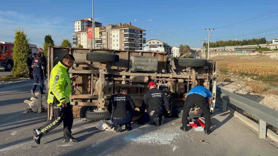 Karaman’da İnşaat Kalıbı Yüklü Kamyonet Devrildi: 2 Yaralı
