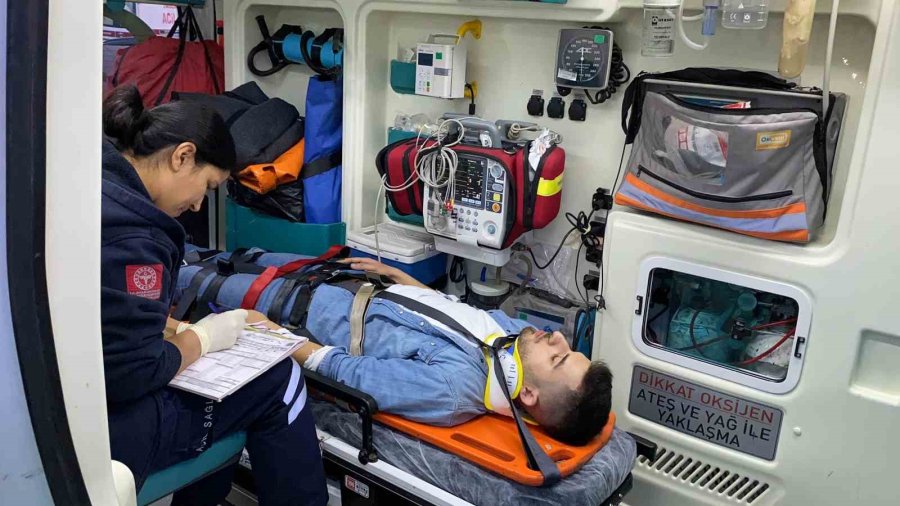 Hafif Ticari Araç İle Otomobil Çarpıştı: 1’i Çocuk 5 Yaralı