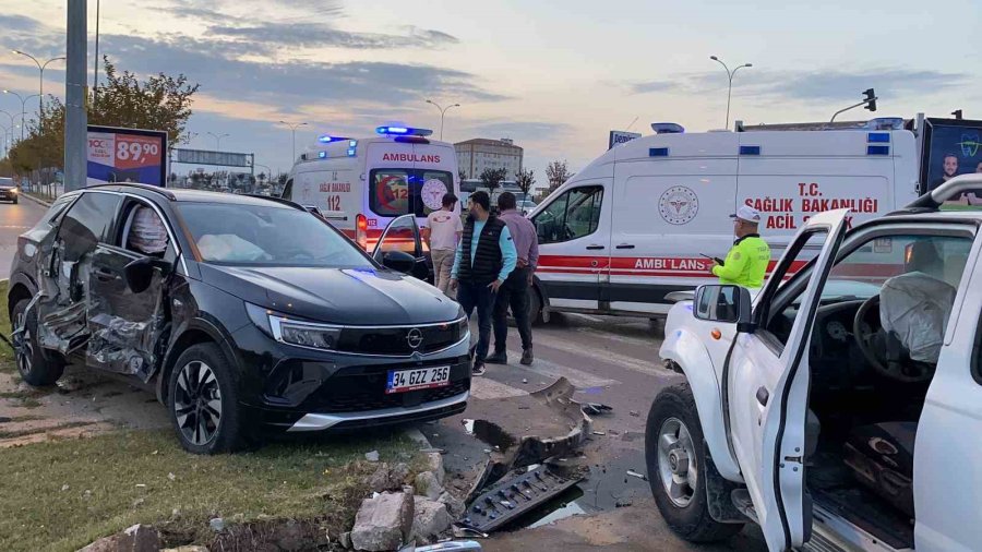 Hafif Ticari Araç İle Otomobil Çarpıştı: 1’i Çocuk 5 Yaralı