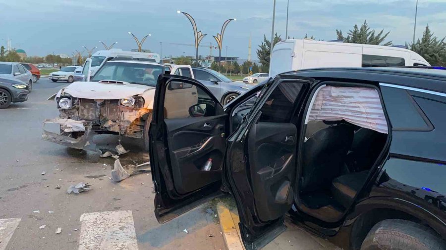 Hafif Ticari Araç İle Otomobil Çarpıştı: 1’i Çocuk 5 Yaralı