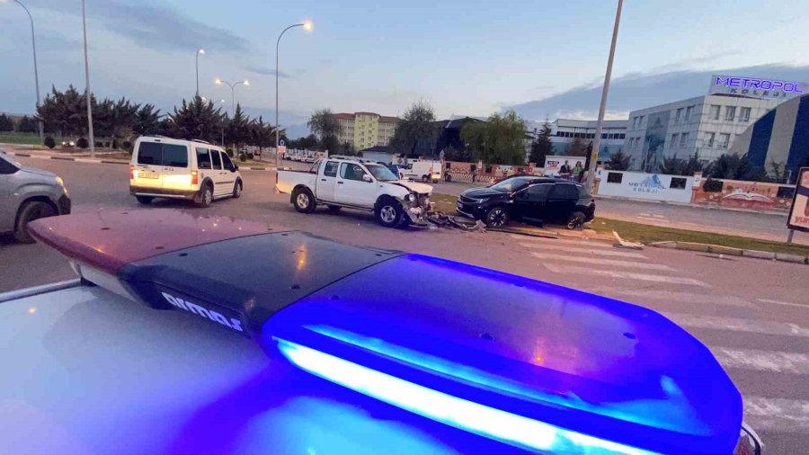 Hafif Ticari Araç İle Otomobil Çarpıştı: 1’i Çocuk 5 Yaralı