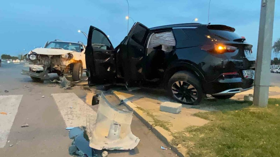 Hafif Ticari Araç İle Otomobil Çarpıştı: 1’i Çocuk 5 Yaralı