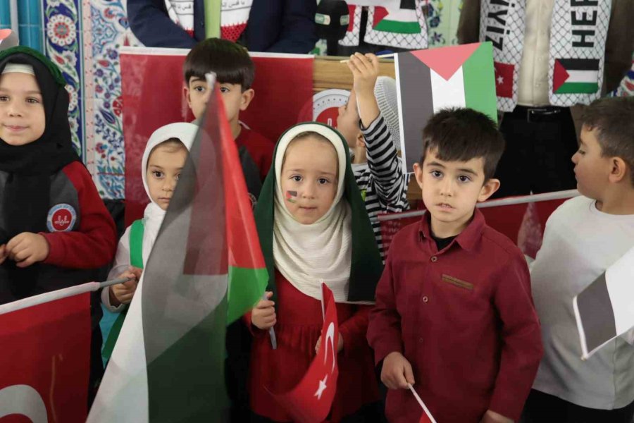 Minik Ellerini ‘filistin’ İçin Semaya Açtılar