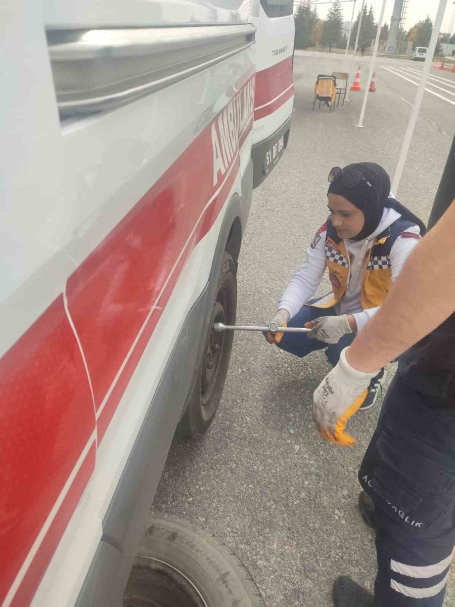 Niğde’de Uygulamalı Ambulans Sürüş Güvenliği Eğitimi Verildi