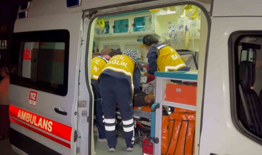 Bahçeye Kaçan Topunu Almak İsteyen Çocuğu Önce Elektrik Çarptı Sonra Teller Kesti