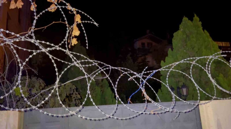 Bahçeye Kaçan Topunu Almak İsteyen Çocuğu Önce Elektrik Çarptı Sonra Teller Kesti