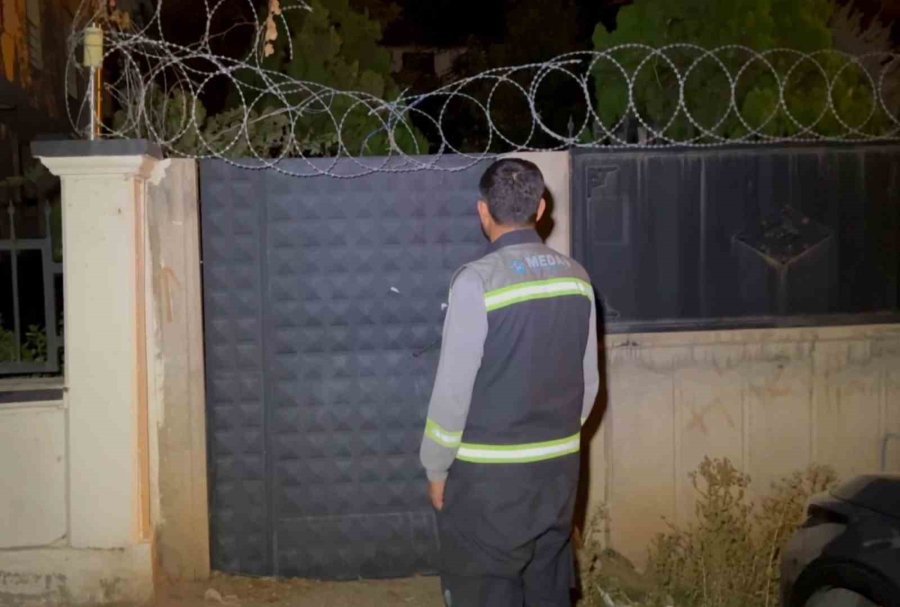 Bahçeye Kaçan Topunu Almak İsteyen Çocuğu Önce Elektrik Çarptı Sonra Teller Kesti