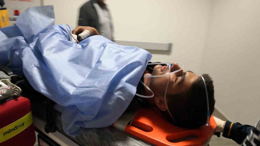 Bahçeye Kaçan Topunu Almak İsteyen Çocuğu Önce Elektrik Çarptı Sonra Teller Kesti