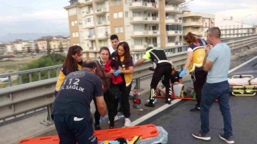 Otomobilin Bariyerlere Çarptığı Kazada Can Pazarı Yaşandı