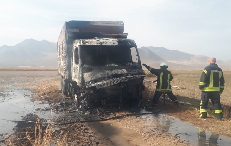 Karaman’da Alev Alan Kamyon Kullanılamaz Hale Geldi