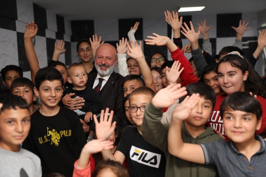 Başkan Çolakbayrakdar: "evlatlarımızın Fiziksel Ve Zihinsel Gelişimine Katkı Sağlıyoruz"