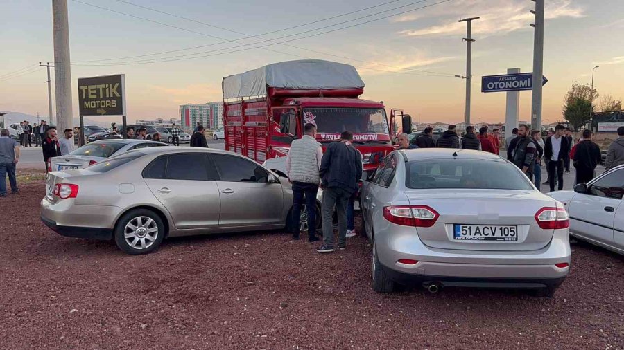 5 Aracı Hurdaya Çeviren Kamyonet Sürücüsü Kayıplara Karıştı
