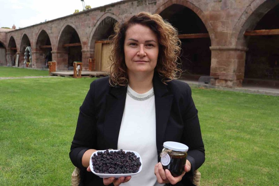 Hem Yöresel Ürünleri Tanıtıyorlar Hem Para Kazanıyorlar