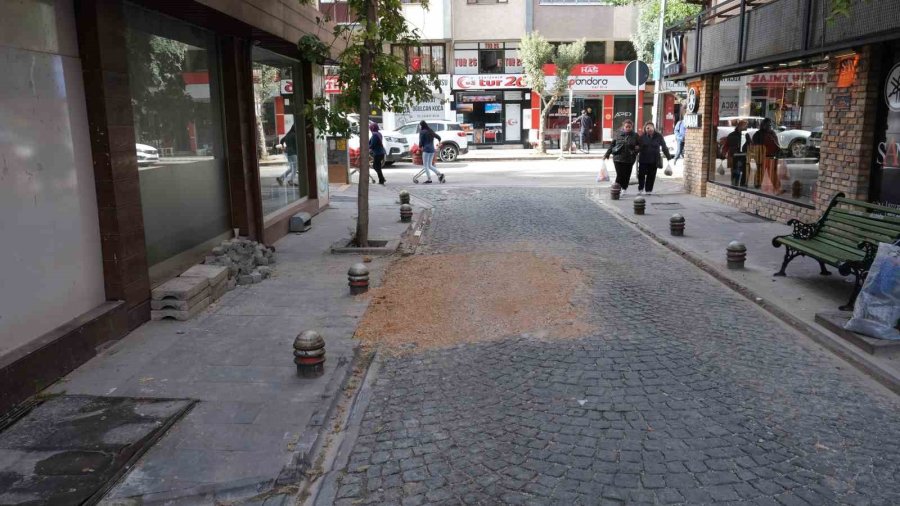 Yolun Bozulmuş Tarafı Vatandaşların Tepkisini Çekti