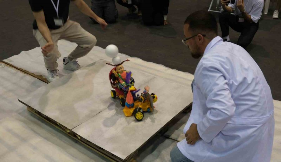Eskişehir’de İlginç Robot Yarışması Büyük Çekişmeye Sahne Oldu