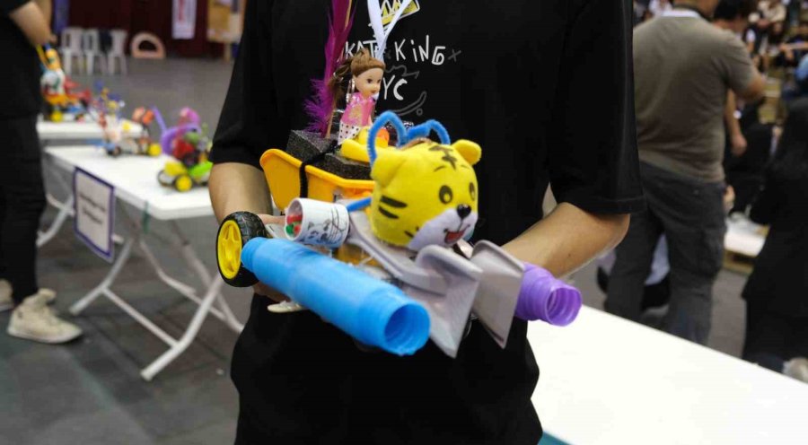 Eskişehir’de İlginç Robot Yarışması Büyük Çekişmeye Sahne Oldu