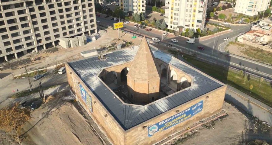 Tarihine Sahip Çıkan Melikgazi, Köşk Medrese’yi Gün Yüzüne Çıkarıyor