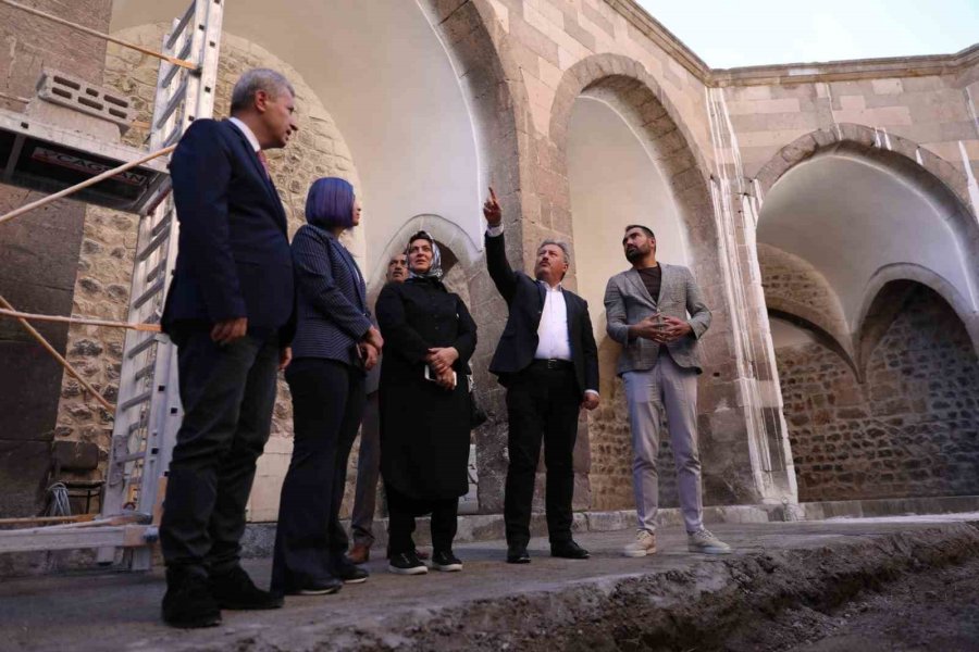 Tarihine Sahip Çıkan Melikgazi, Köşk Medrese’yi Gün Yüzüne Çıkarıyor