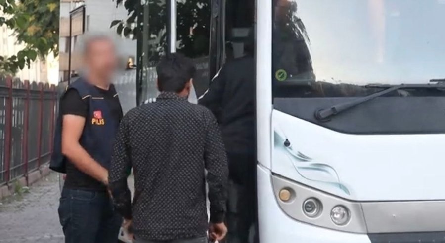 Kaçak Göçmenlere Eş Zamanlı Operasyon: 14 Şahıs Yakalandı